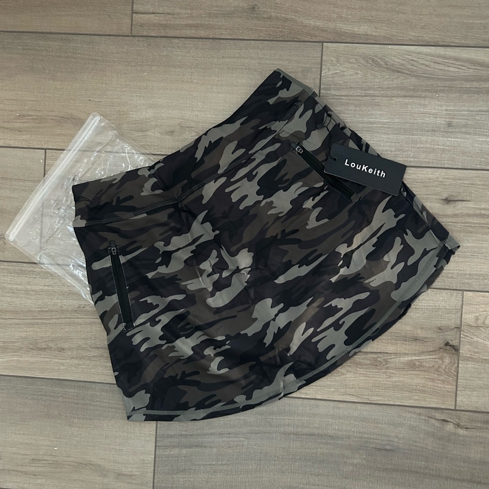 NWT Women’s Army Print Skirt Skort - Size L